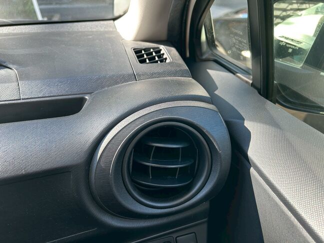 丸型で調整しやすいエアコン吹き出し口。車内のアクセントにもなっています。【アクア】